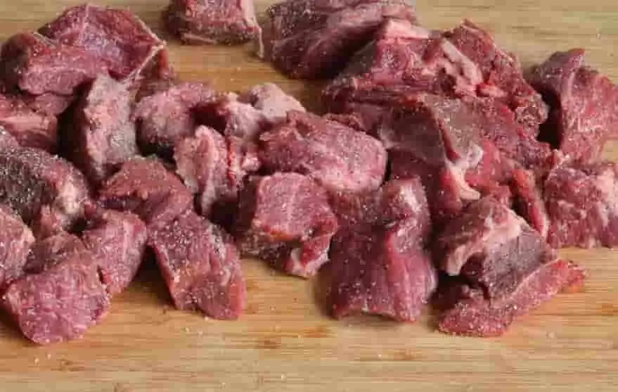 Cut the fat from the beef and cut into 1-inch